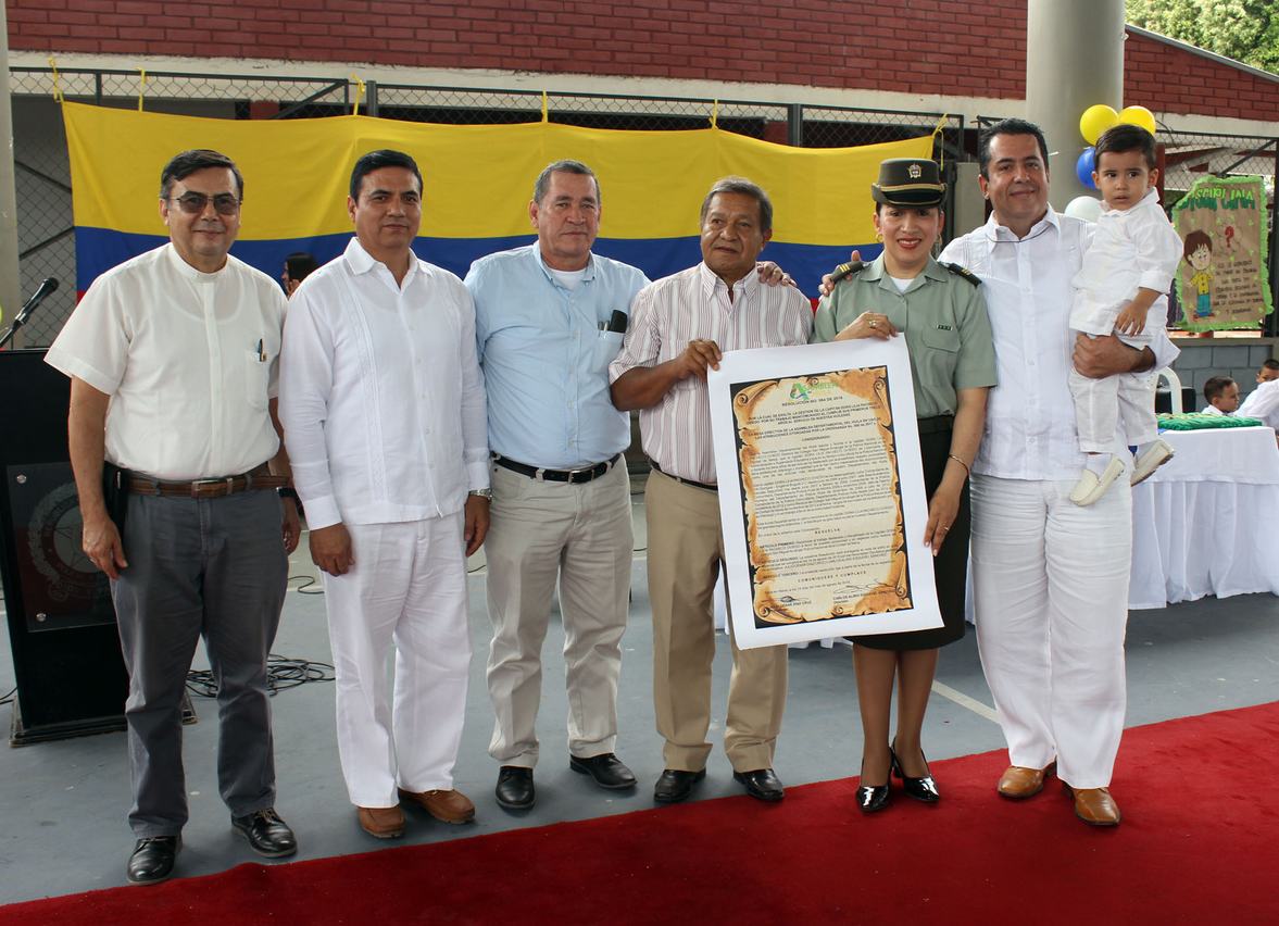 Sacerdote Santiago Rivas, José Ángel García, presidente de la Asamblea;  Julio Cesar Díaz cruz, José  Eliécer Pacheco, homenajeada Capitán Dora Lilia Pacheco Oviedo, Michel Salazar y Andrés Felipe Salazar.